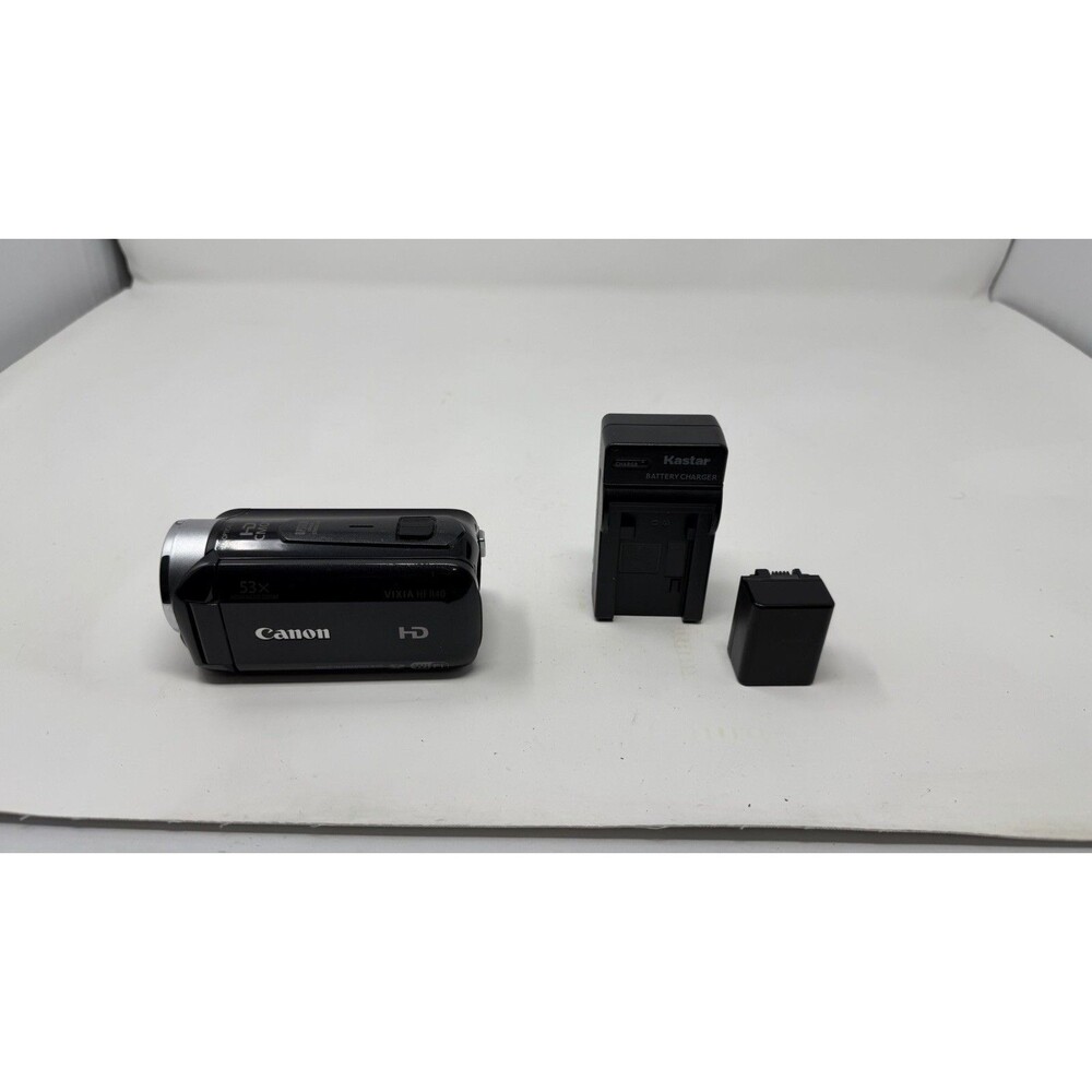 Canon VIXIA HF R40 Full HD 1080p Camcorder w/ Battery & Charger